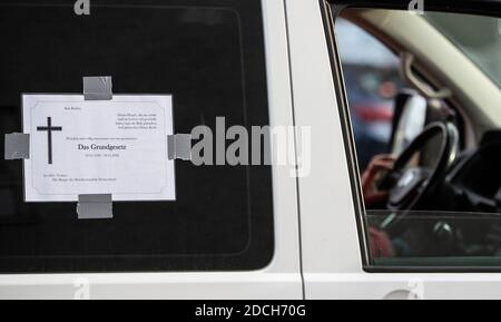 21 November 2020, Baden-Wuerttemberg, Göppingen: A symbolic obituary for the Basic Law is placed on the window of a car during a demonstration against the Corona policy of the German government. Photo: Christoph Schmidt/dpa Stock Photo