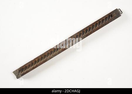mal, D. Sala and Zn. Frame factory, first half 19th century, carved, General: 2 x 41 x 2.7cm 20 x 410 x 27mm, Frame shape with which decorative elements were pressed in pate to decorate painting and mirror frames. It is a mold consisting of a carved wooden beam with a twisted edge in negative, 1948 Stock Photo