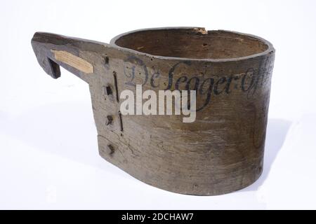 size, Anonymous, 1649, iron, oak, paint, General: 16.9 x 34 x 22cm 169 x 340 x 220mm, One size. Cylindrical head made of a rolled oak trowel, fixed with iron nails, so that the protruding part forms a handle. The whole is painted gray. This is the coat of arms of Leiden, held by two red lions and with the inscription: De Legger or Monster maet van de Koorn / meeters / 1649, city coat of arms, lion Stock Photo