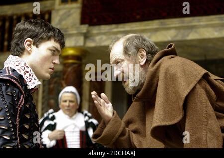 l-r: Tom Burke (Romeo), Bette Bourne (Nurse), John McEnery (Friar Lawrence) in ROMEO AND JULIET by Shakespeare at Shakespeare's Globe, London SE1  19/05/2004  design: Jenny Tiramani  music: Claire van Kampen  director ('Master of Play') Tim Carroll Stock Photo