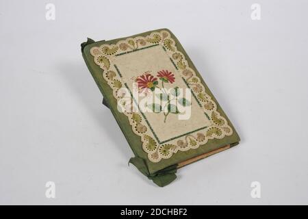 notebook, Anonymous, last quarter 18th-early 19th century, parchment, beads, silk, General: 12 x 8.2 x 1cm (120 x 82 x 10mm), butterfly, flower, Oblong notebook, bound in green silk, with on the cover parchment. On one side is a butterfly painted on the parchment, surrounded by embroidery with green beads and a leaf motif. On the other side, a parchment with two flowers and five leaves is painted on the parchment, surrounded by an embroidery with green beads and a leaf motif. The booklet contains unnumbered and blank pages. At the back is a rectangular box where something can be tucked. Green Stock Photo