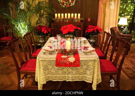A dinner room and table decorated for Christmas Stock Photo