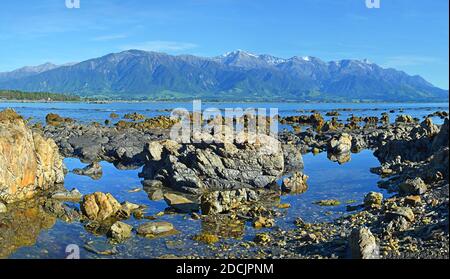Kaikoura Coast, Mountains and Rock Pools, New Zealand Stock Photo