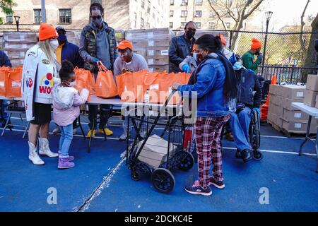 New York, United States. 21st Nov, 2020. Tracy Morgan (L), Edward Barlanga, Food Bank For New York City, and Council Member Robert E. Cornegy Jr. distribute turkeys to Brooklyn families during the Thanksgiving celebration. Credit: SOPA Images Limited/Alamy Live News Stock Photo