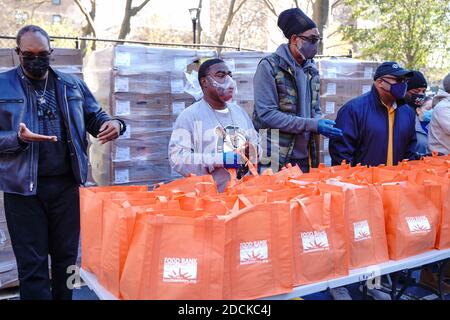 New York, United States. 21st Nov, 2020. Tracy Morgan (L), Edward Barlanga, Food Bank For New York City, and Council Member Robert E. Cornegy Jr. distribute turkeys to Brooklyn families during the Thanksgiving celebration. Credit: SOPA Images Limited/Alamy Live News Stock Photo