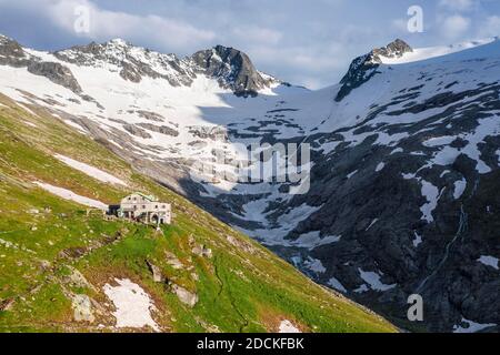 Aerial view, Greizer Huette, Berliner Hoehenweg, behind glacier Floitenkees and summits of the Floitenspitzen, Felskoepfl and Triebbachkopf Stock Photo