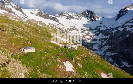 Aerial view, Greizer Huette, Berliner Hoehenweg, behind glacier Floitenkees and summits of the Floitenspitzen, Felskoepfl and Triebbachkopf Stock Photo