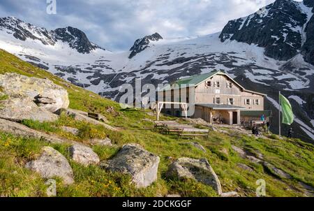 Greizer Huette, Berliner Hoehenweg, behind glacier Floitenkees and summits of the Floitenspitzen, Felskoepfl and Triebbachkopf, Zillertaler Alps Stock Photo