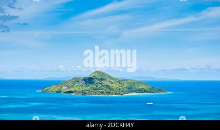 Seascape with view into St. Anne island, Seychelles, Indian ocean, with blue sky and clean water Stock Photo