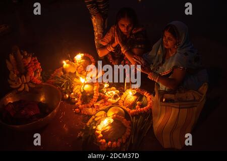 Kalyani, India. 21st Nov, 2020. A vedic festival of Hindus dedicated to the worship of Sun God and Goddess Shashti. It is celebrated over a period of 4 days involving various rituals along with Vrat (abstaining from drinking water) for longer period. They believe that by this they are thanking God for their life and fulfilling their wishes. (Photo by Ribhu Chatterjee/Pacific Press) Credit: Pacific Press Media Production Corp./Alamy Live News Stock Photo