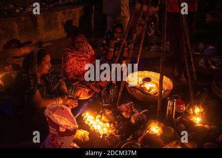 Kalyani, India. 21st Nov, 2020. A vedic festival of Hindus dedicated to the worship of Sun God and Goddess Shashti. It is celebrated over a period of 4 days involving various rituals along with Vrat (abstaining from drinking water) for longer period. They believe that by this they are thanking God for their life and fulfilling their wishes. (Photo by Ribhu Chatterjee/Pacific Press) Credit: Pacific Press Media Production Corp./Alamy Live News Stock Photo