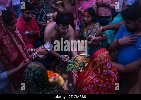 Kalyani, India. 21st Nov, 2020. A vedic festival of Hindus dedicated to the worship of Sun God and Goddess Shashti. It is celebrated over a period of 4 days involving various rituals along with Vrat (abstaining from drinking water) for longer period. They believe that by this they are thanking God for their life and fulfilling their wishes. (Photo by Ribhu Chatterjee/Pacific Press) Credit: Pacific Press Media Production Corp./Alamy Live News Stock Photo