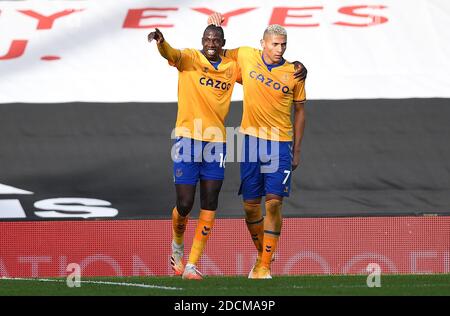 Everton's Abdoulaye Doucoure (left) celebrates scoring his side's third goal of the game with team-mate Richarlison during the Premier League match at Craven Cottage, London. Stock Photo