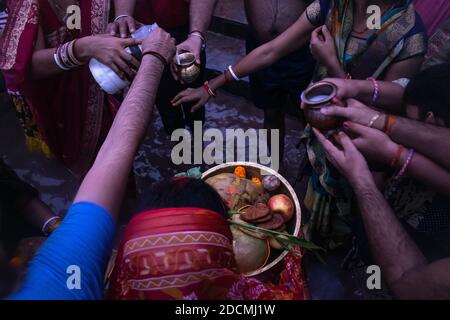 Kalyani, India. 21st Nov, 2020. A vedic festival of Hindus dedicated to the worship of Sun God and Goddess Shashti. It is celebrated over a period of 4 days involving various rituals along with Vrat (abstaining from drinking water) for longer period. They believe that by this they are thanking God for their life and fulfilling their wishes. (Photo by Ribhu Chatterjee/Pacific Press/Sipa USA) Credit: Sipa USA/Alamy Live News Stock Photo