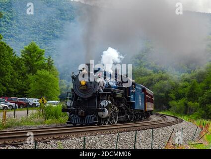 Reading Blue Mountain & Northern Railroad 425 excursion run through Lehigh Gorge State Partk, Pennsylvania Stock Photo