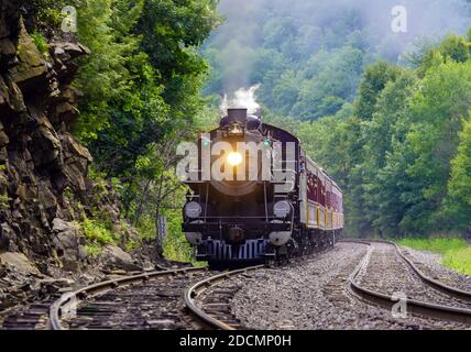 Reading Blue Mountain & Northern Railroad 425 excursion run through Lehigh Gorge State Partk, Pennsylvania Stock Photo