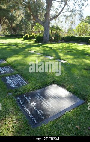 Los Angeles, California, USA 17th November 2020 A general view of atmosphere of Judge Joseph Wapner's Grave at Mount Sinai Cemetery Hollywood Hills on November 17, 2020 in Los Angeles, California, USA. Photo by Barry King/Alamy Stock Photo Stock Photo