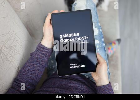 Man holding a Samsung Galaxy Tab S7 Stock Photo