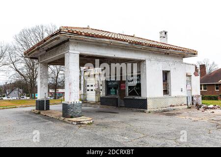 KINGS MTN, NC, USA-4 MARCH 2020: An abandoned old-style gas station building, last called Parker's Car Care, on a main street, with a for sale sign in Stock Photo