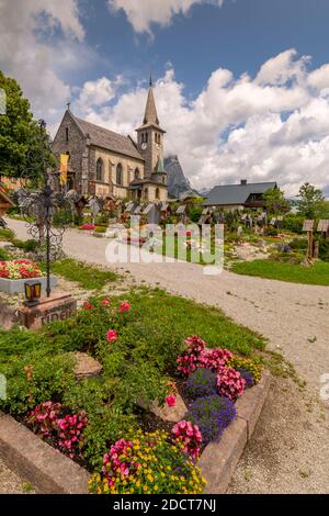 View of Herz-Jesu Kirche and graveyard, Grundlsee, Styria, Salzkammergut Lakes, Austrian Alps, Austria. Europe Stock Photo
