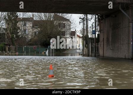 Due to the flood of the Seine and Yerres rivers, the lowest and closest to the watercourses of Villeneuve le Roi, near Paris, are flooded while the water level needs to increase further in the next few days on January 24, 2018. Residents whose homes are flooded evacuate with firefighters, police and municipal services. Photo by Samuel Boivin / ABACAPRESS.COM Stock Photo