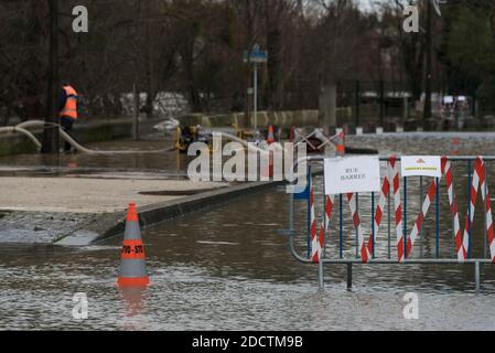 Due to the flood of the Seine and Yerres rivers, the lowest and closest to the watercourses of Villeneuve le Roi, near Paris, are flooded while the water level needs to increase further in the next few days on January 24, 2018. Residents whose homes are flooded evacuate with firefighters, police and municipal services. Photo by Samuel Boivin / ABACAPRESS.COM Stock Photo