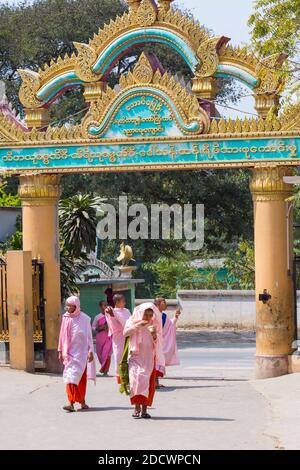 Young novice nuns arriving at Aung Myae Oo Monastic Free Education School, Sagaing, Mandalay, Myanmar (Burma), Asia in February Stock Photo