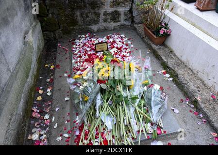 Fans pay tribute to Jacques Higelin on his grave during his funeral at Pere Lachaise in Paris, France on April 12, 2018. Photo by Alain Apaydin/ABACAPRESS.COM Stock Photo