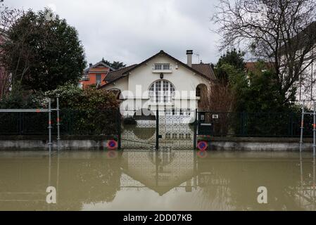 Due to the flood of the Seine, the lowest and closest to the watercourses of Le Perreux (Val-de-Marne 94), near Paris, France, are flooded while the water level needs to increase further in the next few days on January 26, 2018. Residents whose homes are flooded evacuate with firefighters, police and municipal services. Photo by Samuel Boivin/ABACAPRESS.COM Stock Photo