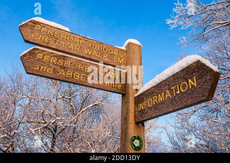 The sign to Pershore town and abbey covered in snow at Pershore Old bridge, Worcestershire, England Stock Photo