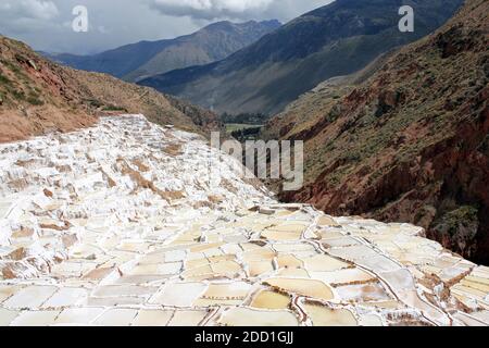 Salinas de Maras salt evaporation ponds along the slopes of Qaqawiñay mountain, in the Urumbamba Valley, Cusco Region, Peru Stock Photo