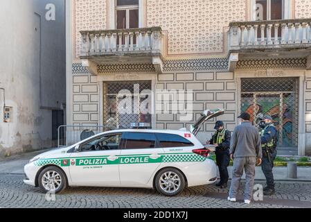 Bergamo, Italy 20 November 2020. The urban police of the municipality of Seriate carry out anti-covid-19 checks during the lockdown in Lombardy, Italy Stock Photo