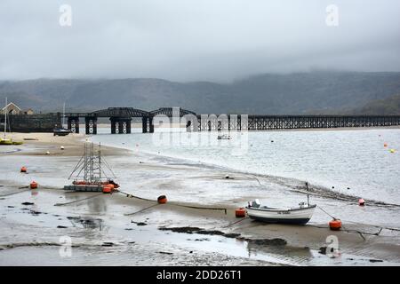 Barmouth Bridge crossing the estuary of Afon Mawddach, Traeth Abermaw beach, , Snowdonia, Wales, UK Stock Photo