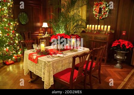 A dinner room and table decorated for Christmas Stock Photo