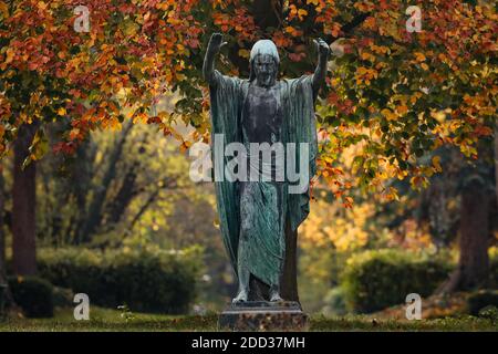 Dresden, Germany. 06th Nov, 2020. A two meter high bronze figure of Jesus can be seen in front of trees in the New Anne Cemetery. Credit: Tino Plunert/dpa-Zentralbild/ZB/dpa/Alamy Live News Stock Photo