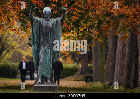 Dresden, Germany. 06th Nov, 2020. A two meter high bronze figure of Jesus can be seen in front of trees in the New Anne Cemetery. Credit: Tino Plunert/dpa-Zentralbild/ZB/dpa/Alamy Live News Stock Photo