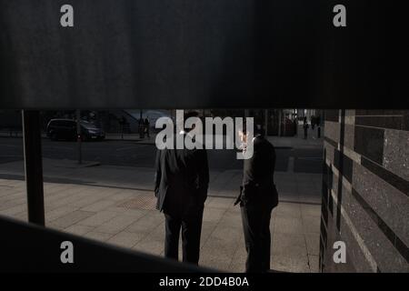 GREAT BRITAIN / England /Canary Wharf/Workers take a cigarette break outside the Bank. Bank employees during cigarette break. Stock Photo