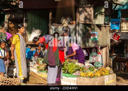 A crowd of people throng a roadside market on the Shillong-Guwahati highway, Meghalaya, India. Stock Photo