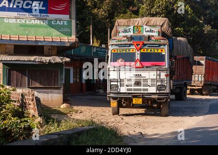 A truck parked next to a roadside eatery on the Shillong-Guwahati highway, Meghalaya, India. Stock Photo