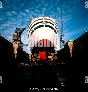 AJAXNETPHOTO. DECEMBER, 1995. SOUTHAMPTON, ENGLAND. - HIGH AND DRY - THE P&O PASSENGER SHIP CANBERRA, FAMED FOR ITS ROLE AS A TROOPSHIP DURING THE FALKLAND ISLANDS 1982 CONFLICT, IN KING GEORGE V DRY DOCK FOR REFIT.  PHOTO:JONATHAN EASTLAND/AJAX.  REF:1295 Stock Photo