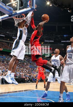 Atlanta Hawks forward Josh Smith (5) shoots over Dallas Mavericks ...