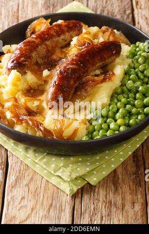 Bangers and mash, also known as sausages and mash, is a traditional dish of Great Britain and Ireland, consisting of sausages served with mashed potat Stock Photo