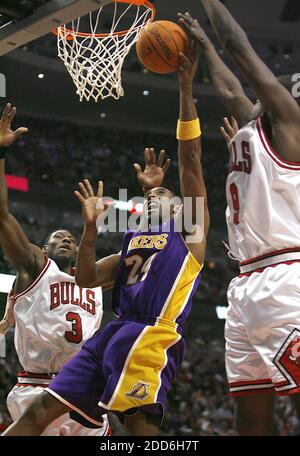 NO FILM, NO VIDEO, NO TV, NO DOCUMENTARY - Los Angeles Lakers' Kobe Bryant (24) drives to the basket between Chicago Bulls Ben Wallace, left, and Luol Deng during the second quarter at the United Center in Chicago, Il, USA on December 19, 2006. Photo by Nuccio DiNuzzo/Chicago Tribune/MCT/Cameleon/ABACAPRESS.COM Stock Photo