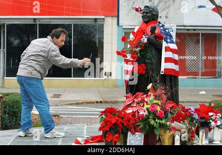 NO FILM, NO VIDEO, NO TV, NO DOCUMENTARY - David Borden of Lake Worth, Florida, takes a souvenir snapshot with his cell phone of the James Brown statue on Broad Street in downtown Augusta, Georgia, Tuesday, December 26, 2006. The statue has become a memorial site since Brown's death on Christmas Day 2006. Photo by Louie Favorite/Atlanta Journal-Constitution/MCT/ABACAPRESS.COM Stock Photo