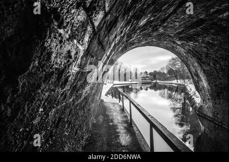 Chirk Aqueduct, Llangollen Canal across Ceiriog Valley spanning England and Wales Stock Photo