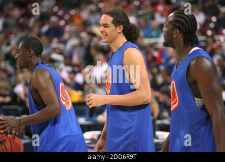 NO FILM, NO VIDEO, NO TV, NO DOCUMENTARY - Florida's Joakim Noah, center, is all smiles during practice between Jonathan Mitchell, left, and Chris Richard on March 22, 2007, in the Midwestern Regional in Saint-Louis, Mo, USA Gary W Green/Orlando Sentinel/MCT/Cameleon/ABACAPRESS.COM Stock Photo