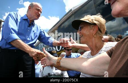 NO FILM, NO VIDEO, NO TV, NO DOCUMENTARY - Presidential hopeful Fred Thompson jokes with supporters about the heat during a rally at The Villages, FL, USA, on September 13, 2007. Photo by Joe Burbank/Orlando Sentinel/MCT/ABACAPRESS.COM Stock Photo