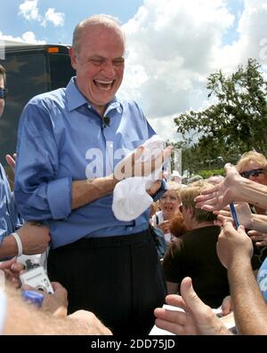 NO FILM, NO VIDEO, NO TV, NO DOCUMENTARY - Presidential hopeful Fred Thompson jokes with supporters about the heat during a rally at The Villages, FL, USA, on September 13, 2007. Photo by Joe Burbank/Orlando Sentinel/MCT/ABACAPRESS.COM Stock Photo