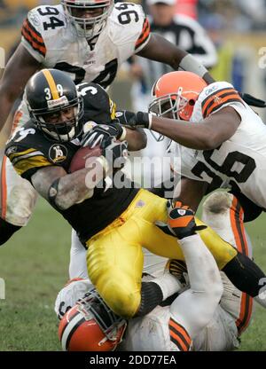 Pittsburgh Steelers running back Willie Parker (39) breaks a 32-yard run  around right end against the Houston Texans in third quarter NFL football  action at Pittsburgh, Sunday, Sept. 7, 2008. (AP Photo/Gene