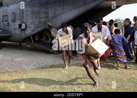 NO FILM, NO VIDEO, NO TV, NO DOCUMENTARY - Bangladeshi locals off-load food and supplies CH-53E Super Stallion from the 22nd Marine Expeditionary Unit Special Operations Capable, embarked aboard the amphibious assault ship USS Kearsarge in Rangabali, Bangladesh on December 1, 2007. Photo by Peter R. Miller/US Marine Corps/MCT/ABACAPRESS.COM Stock Photo